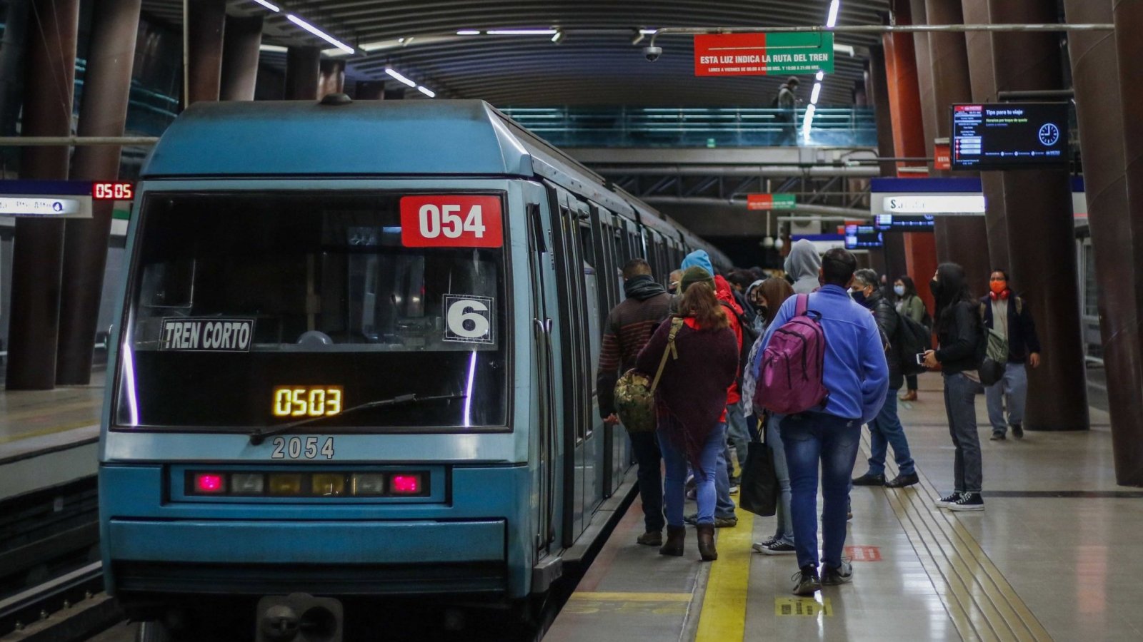 Metro informa el cierre de la estación Baquedano por manifestaciones en el exterior