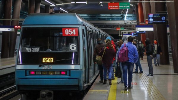 Metro informa el cierre de la estación Baquedano por manifestaciones en el exterior