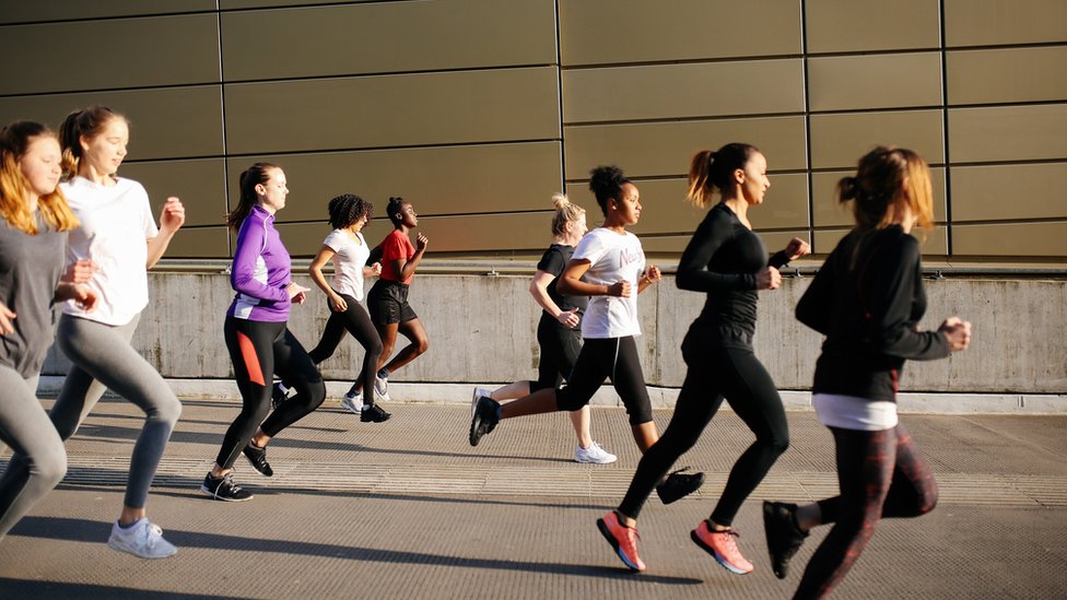 Mujeres corriendo