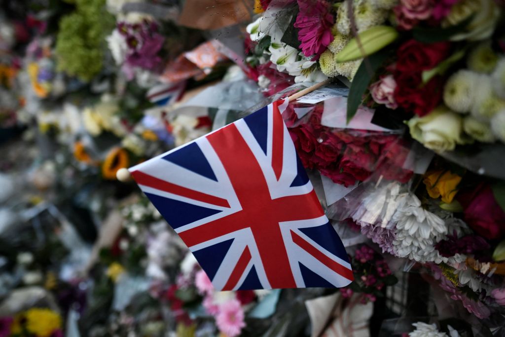 Ofrenda florales frente al palacio de Buckingham por la muerte de Isabel II.