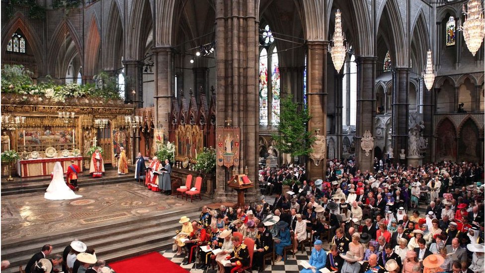 El príncipe William y Kate Middleton de Gran Bretaña se arrodillan en el altar de la Abadía de Westminster en Londres durante la ceremonia de su boda real el 29 de abril de 2011