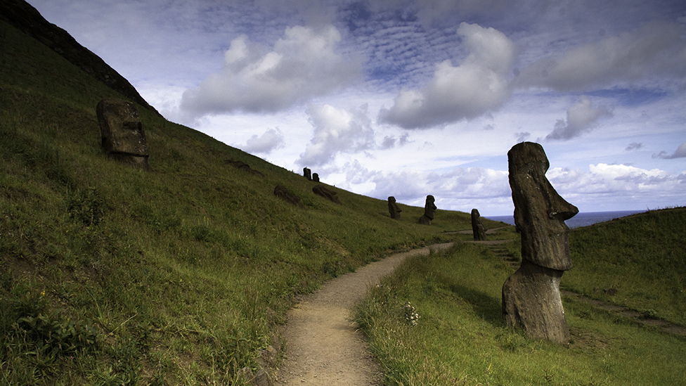 Moais al lado de un camino en Rapa Nui