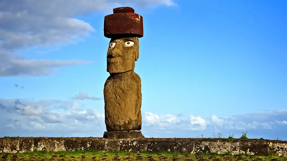 Uno de los moai fue restaurado, con sus ojos de coral y su sombrero de piedra o pukao.