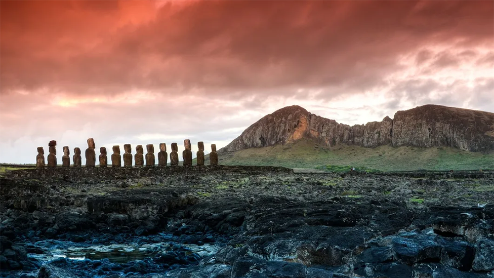 Los moai de Ahu Tongariki miran en dirección a Rano Raraku, la cantera donde fueron creados.