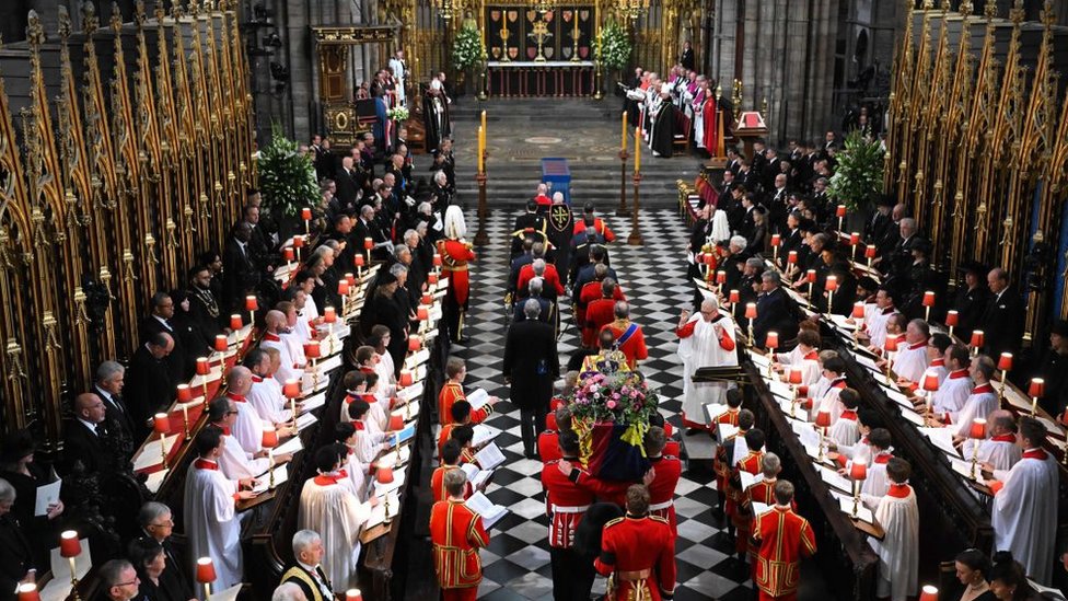 El féretro de la reina Isabel II en la Abadía de Westminster