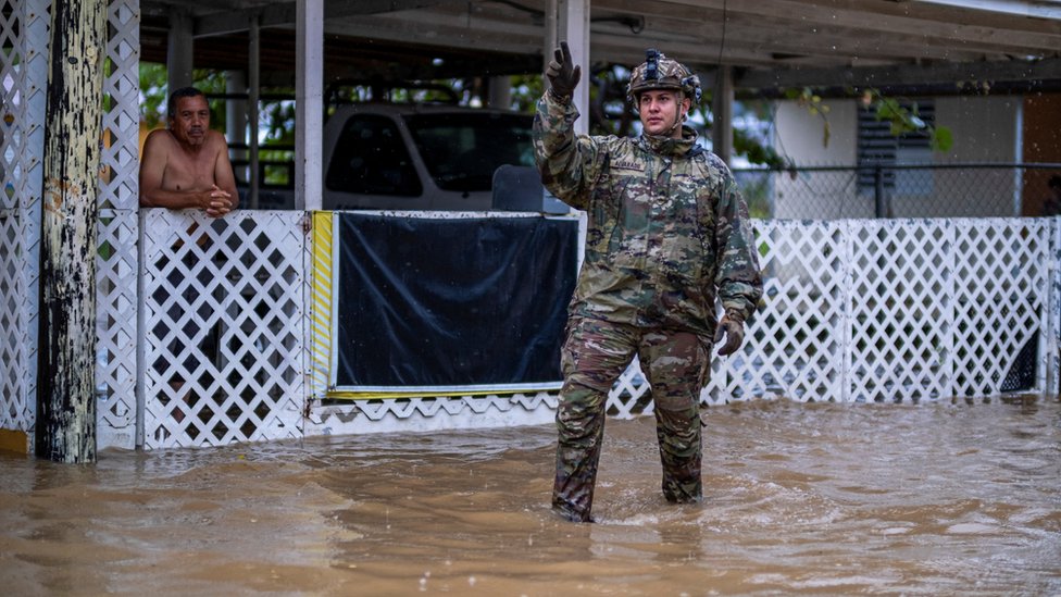 Soldado de pie en una zona inundada en Puerto Rico.