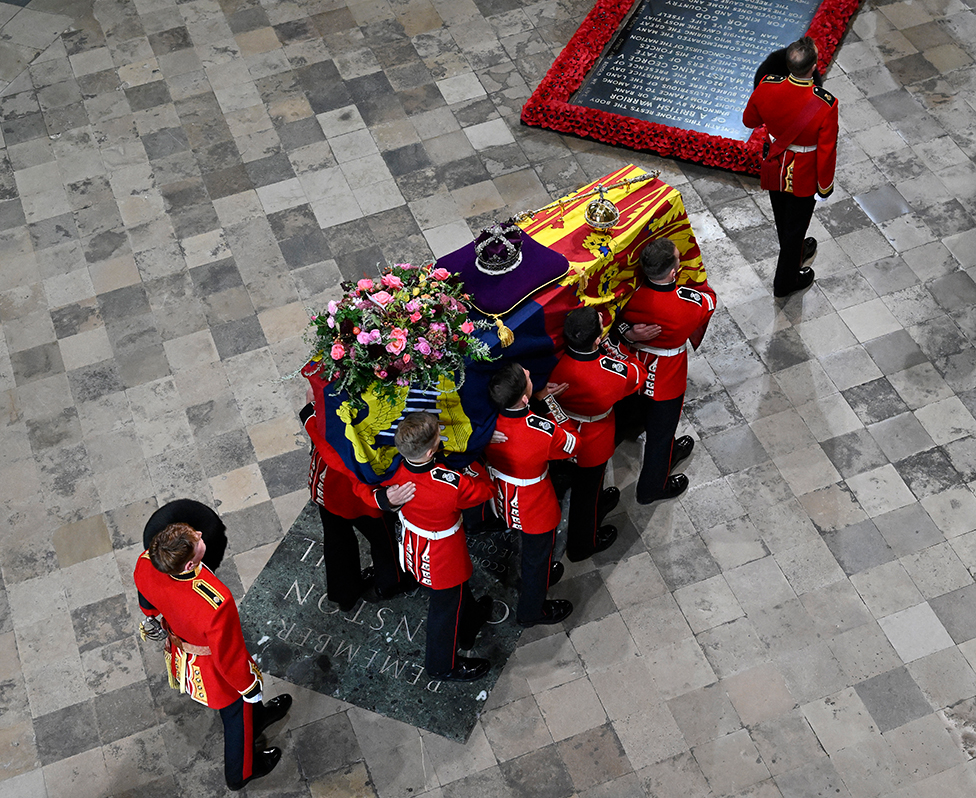 El ataúd de la Reina Isabel II con la Corona del Estado Imperial descansando encima es portado en la Abadía de Westminster durante el funeral de estado de la reina Isabel II