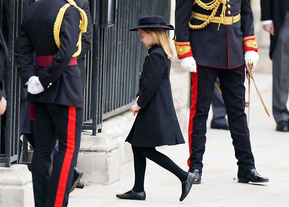 La princesa Charlotte entra en la Abadía de Westminster para el funeral de estado de su bisabuela, la reina Isabel II.