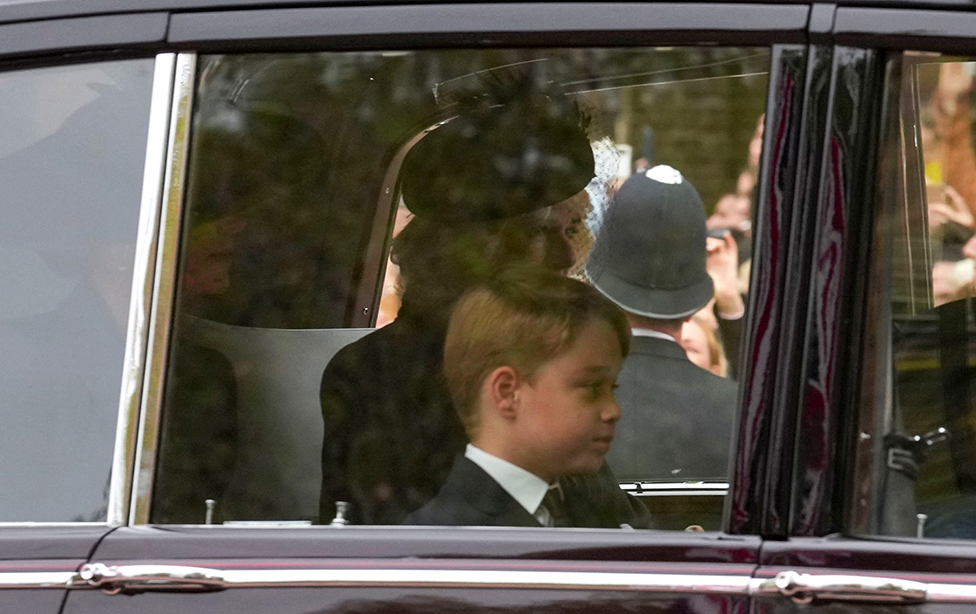 El príncipe George y la reina consorte Camila