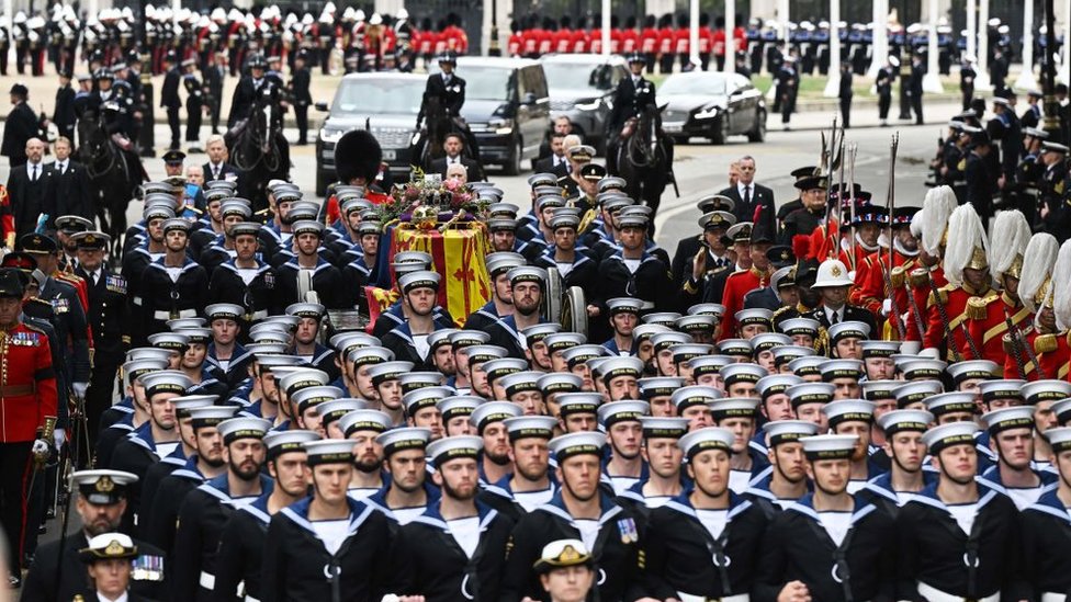 La Marina Real llevando el féretro de la reina Isabel II