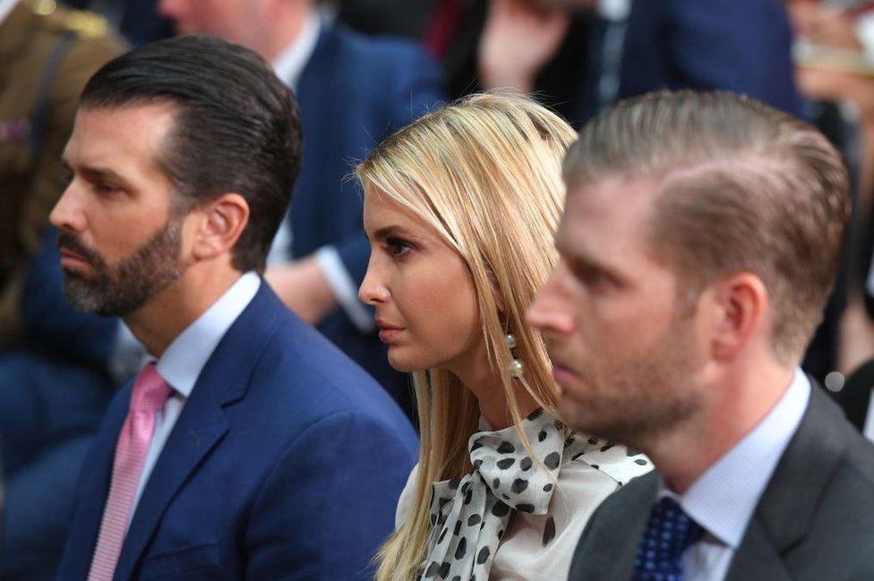 Donald Trump Junior, Ivanka Trump y Eric Trump en una conferencia de prensa de 2019