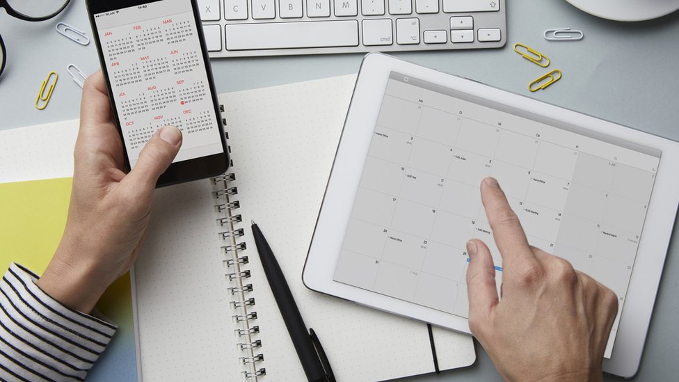 Un hombre revisando su calendario.