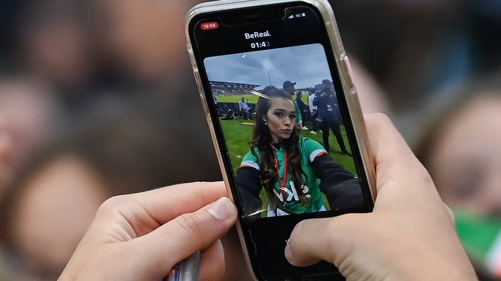 Una chica posa para BeReal
