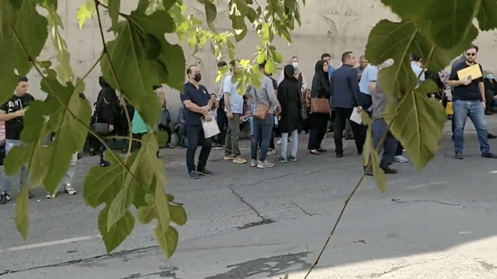 Las familias de los manifestantes arrestados esperando frente a un centro de detención