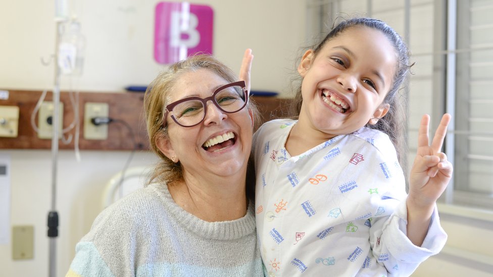 Cleci Haertner (izquierda) con Yasmin poco después de la cirugía.