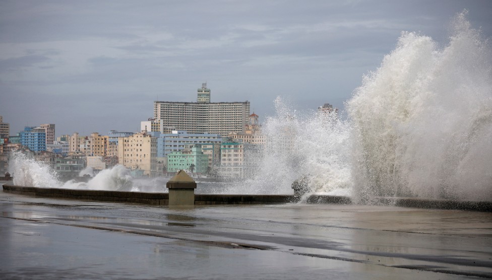 Vista del malecón de La Habana con grandes olas.