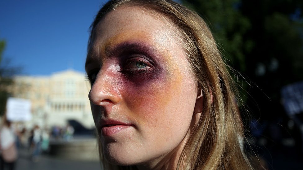 Una actriz durante una representación teatral en 2016, para conscientizar sobre la esclavitud moderna.