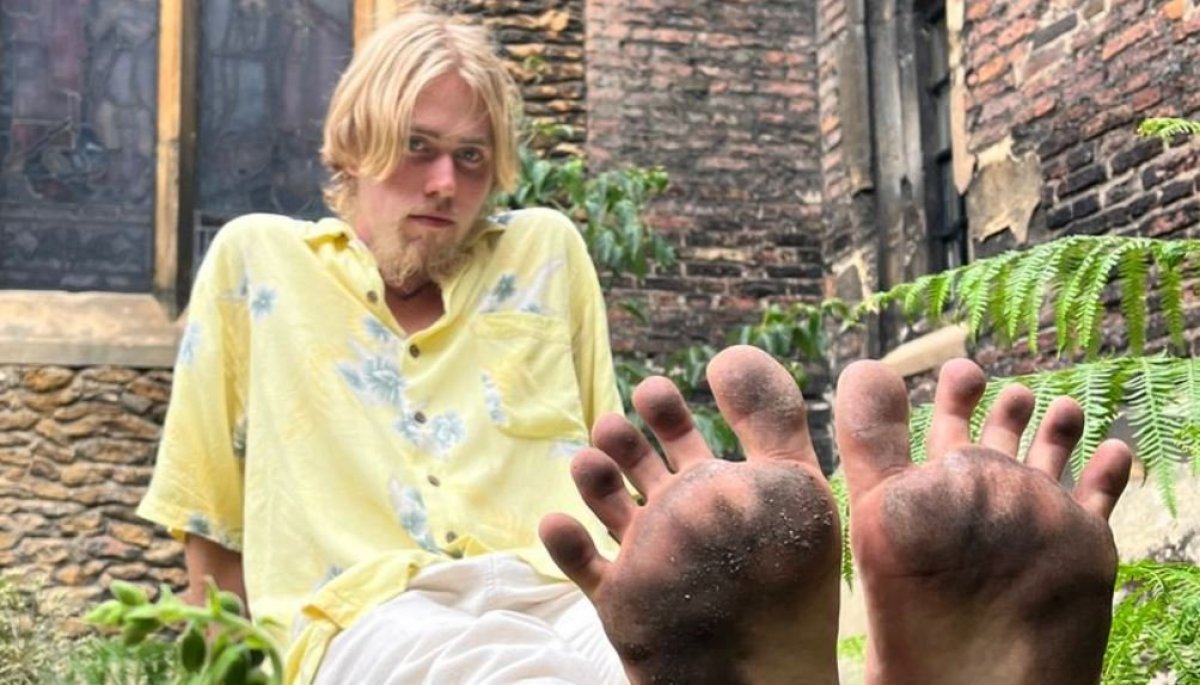 Joven se cansó de usar calzado y vende fotos de sus pies en OnlyFans