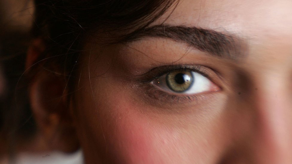 Una mujer con los ojos verdes
