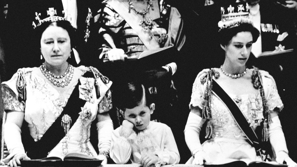 El príncipe Carlos, de 4 años, en la ceremonia de coronación de su madre en 1953