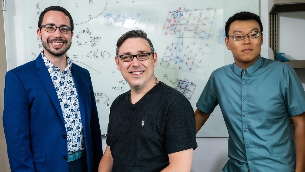 El físico mexicano Eduardo Ibarra García-Padilla (izq), junto a sus colegas en la Universidad de Rice, Kaden Hazzard (centro) y Hao-Tian Wei.