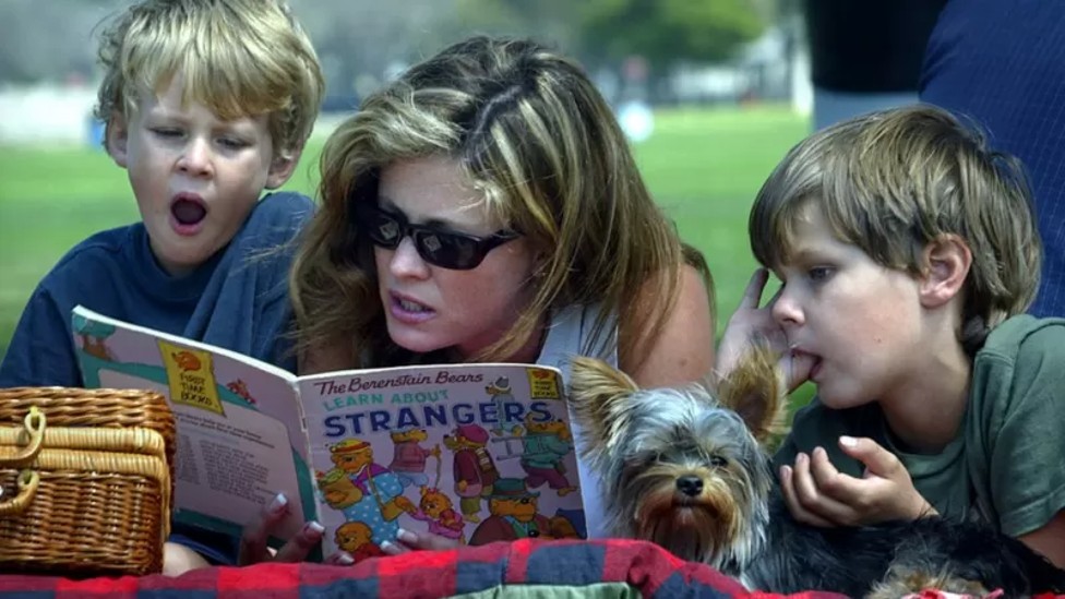 Familia leyendo un cuento