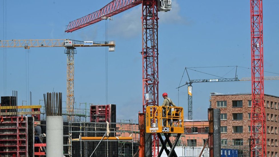 Un edificio en construcción con un trabajador