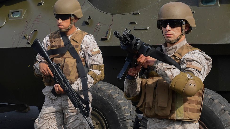 Dos soldados del ejército chileno portando ametralladoras.