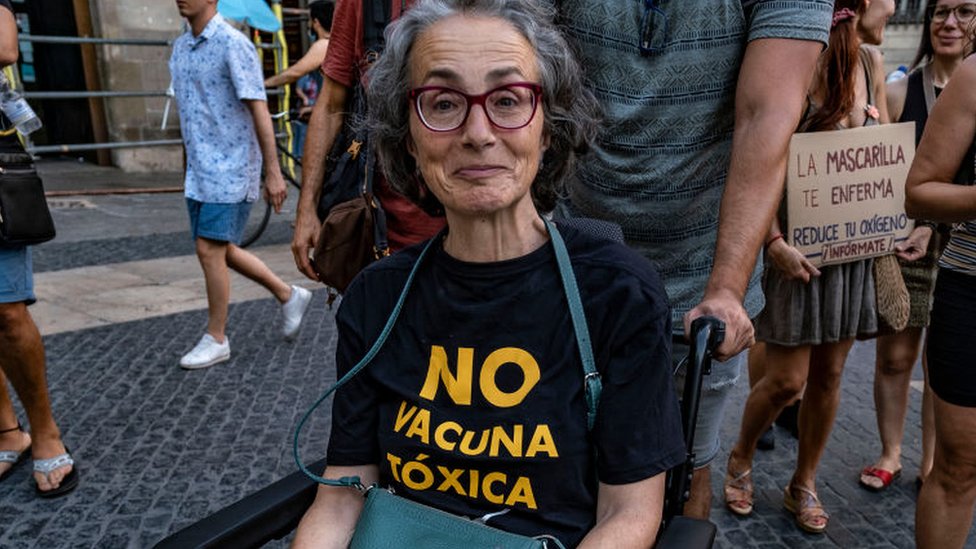 Una mujer con una camiseta que lee: "No vacuna tóxica" durante una protesta en Barcelona, España