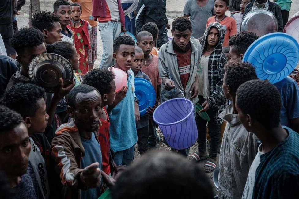 Hombres y niños en un campo de refugiados en Tigray.