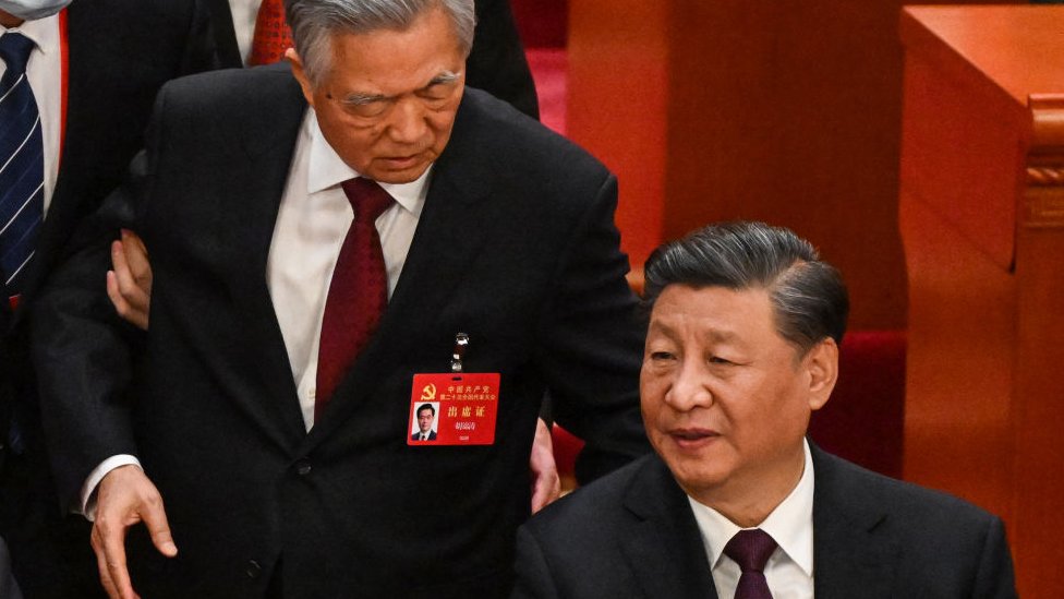 Hu Jintao en el momento en que parece decirle algo a Xi Jinping antes de marcharse.