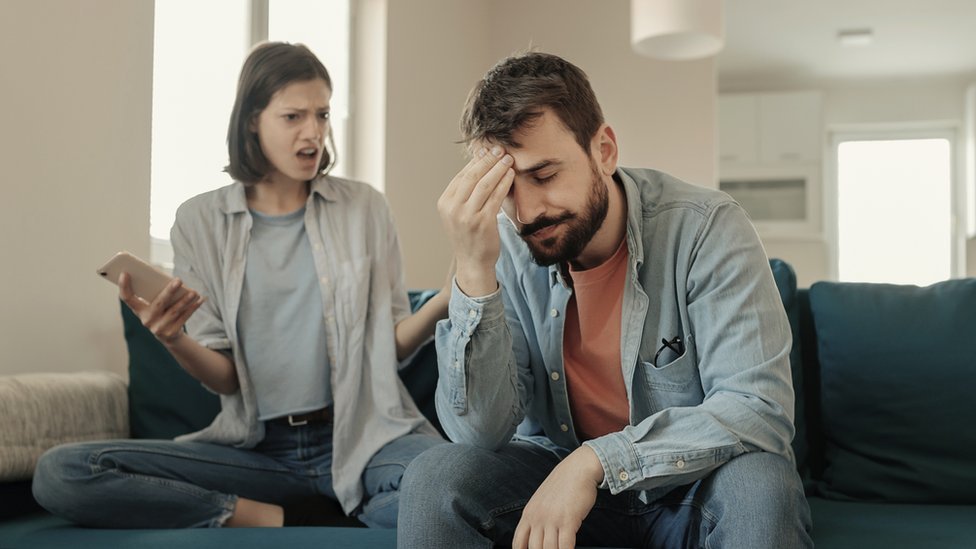 Pareja discutiendo