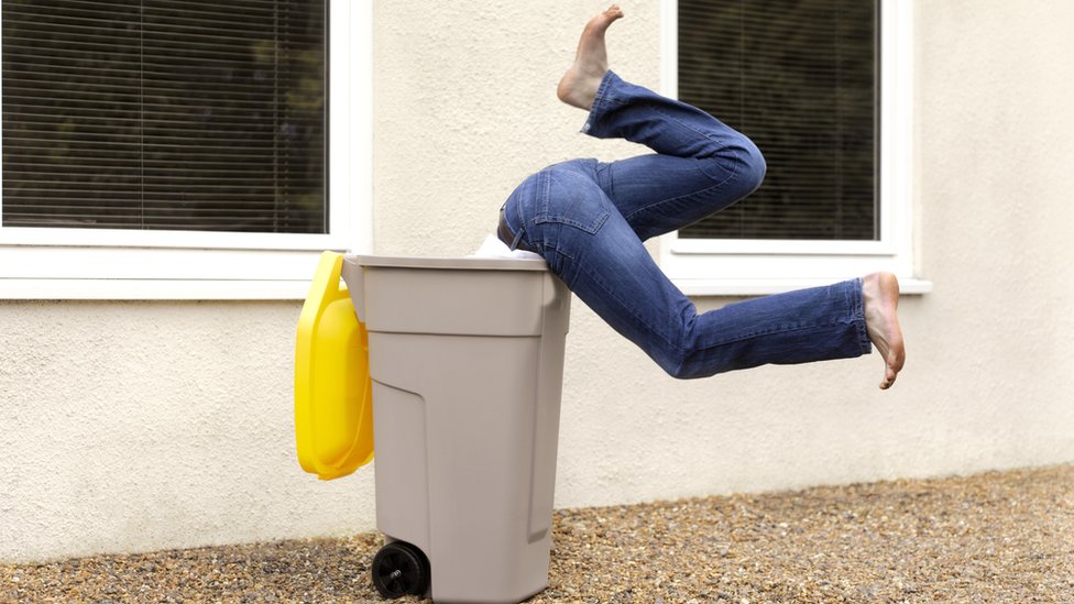Mujer dentro de un bote de basura