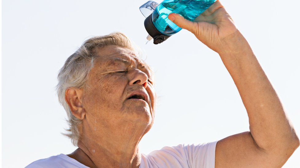 Persona mayor en una ola de calor