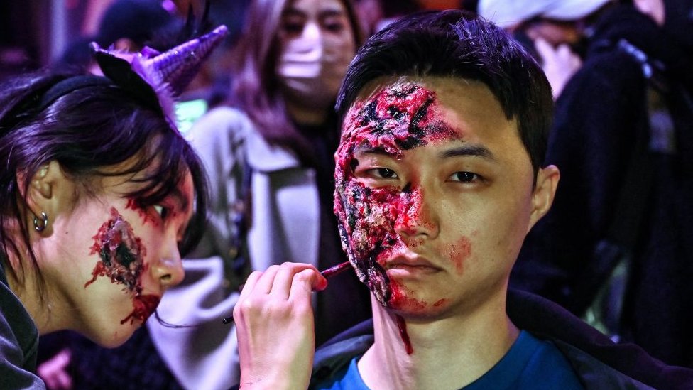 Asistentes al festival de Halloween de Itaewon