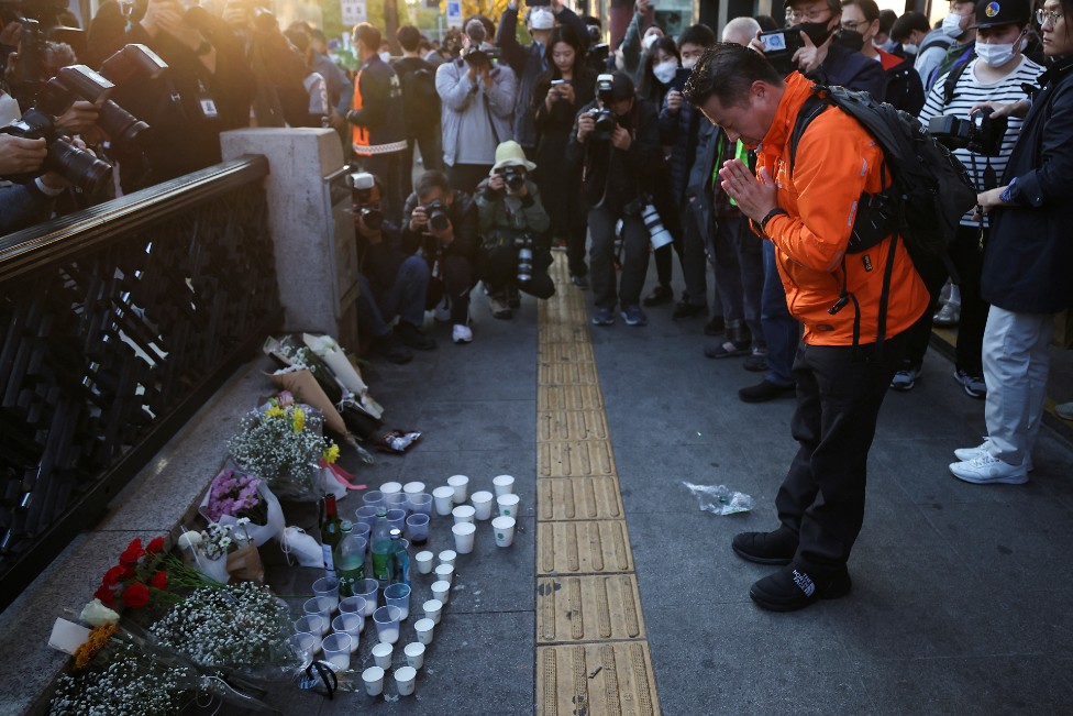 Flores y velas en honor a las víctimas se han colocado en la zona donde ocurrió la tragedia.