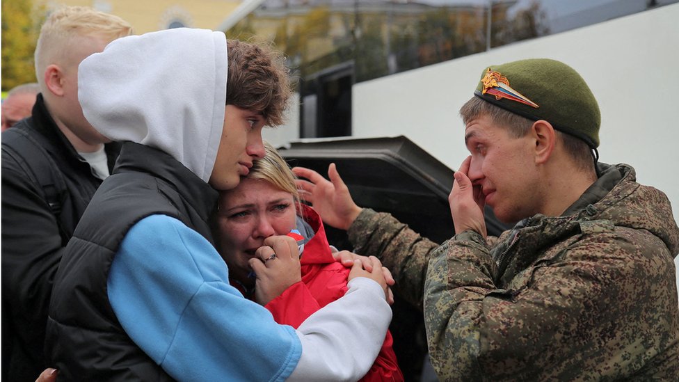 Un reservista ruso se despide de su familia el pasado 1 de octubre en la región de Leningrado.