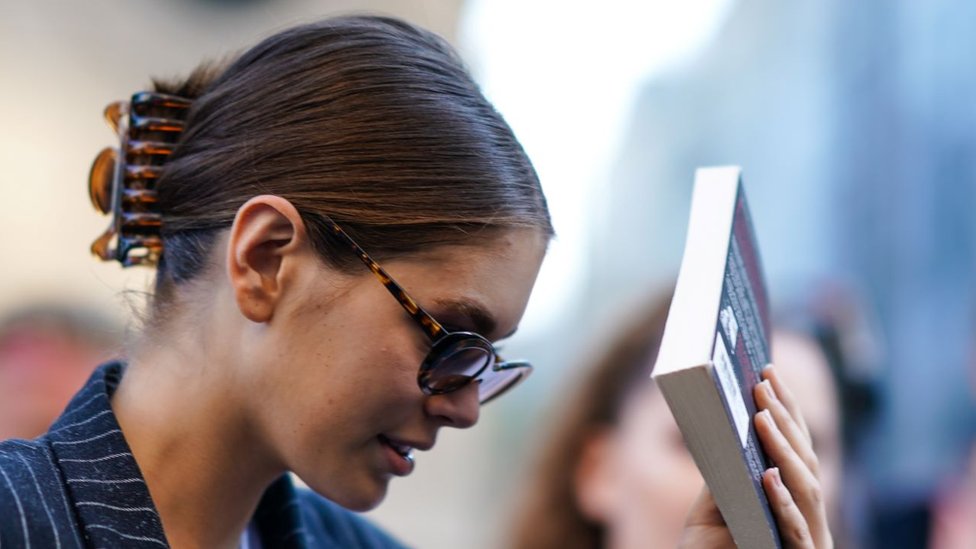 La modelo Kaia Gerber se recogió su cabello con una pinza de garra en el Paris Fashion Week en 2019