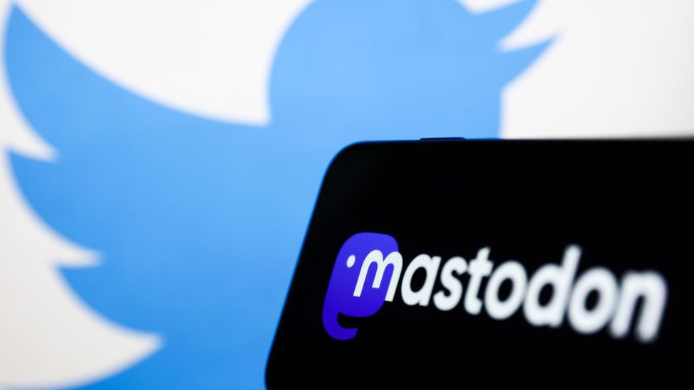 Los logos de Twitter y Mastodon