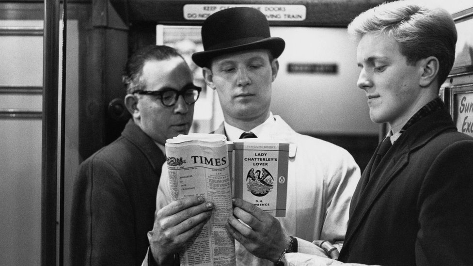 Hombres leyendo "El amante de Lady Chatterley"