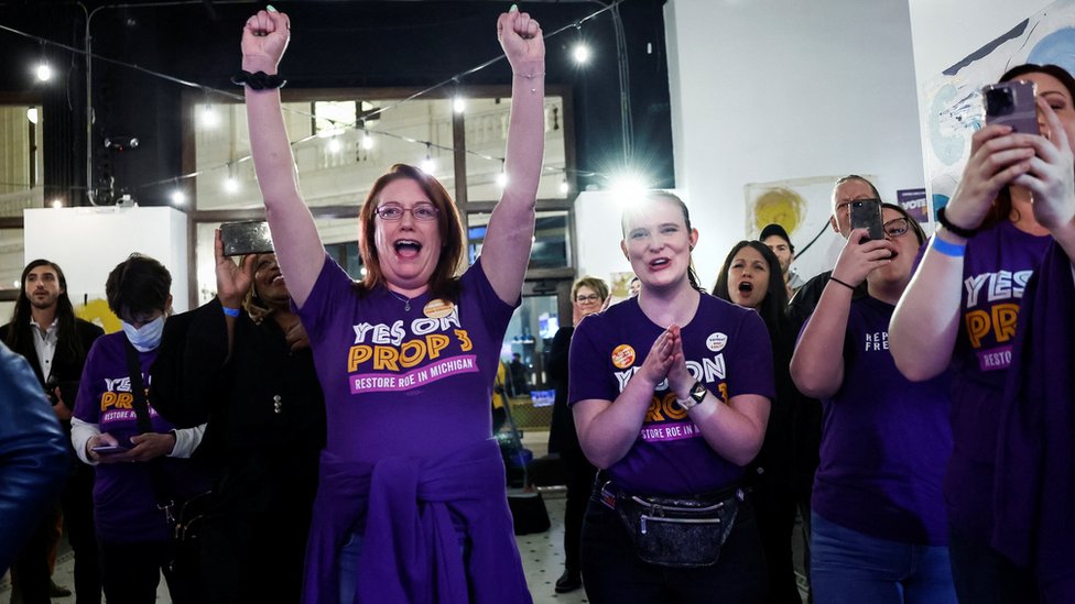 Mujeres celebrando.