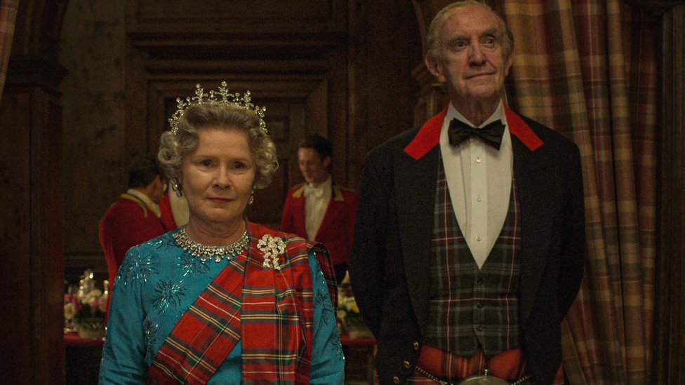 Imelda Staunton interpreta a la reina y Jonathan Pryce, al príncipe Felipe en "The Crown".