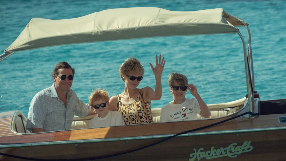 Fotograma de The Crown: Elizabeth Debicki como Diana, Dominic West como Charles,