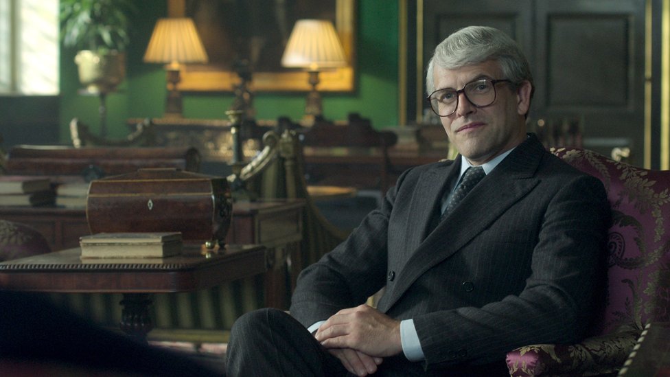 El actor que interpreta a John Major en una escena de The Crown