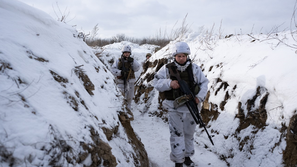 Soldados ucranianos en una trinchera.