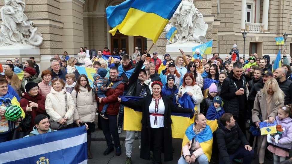 Residentes de Jersón celebrando en Odesa.