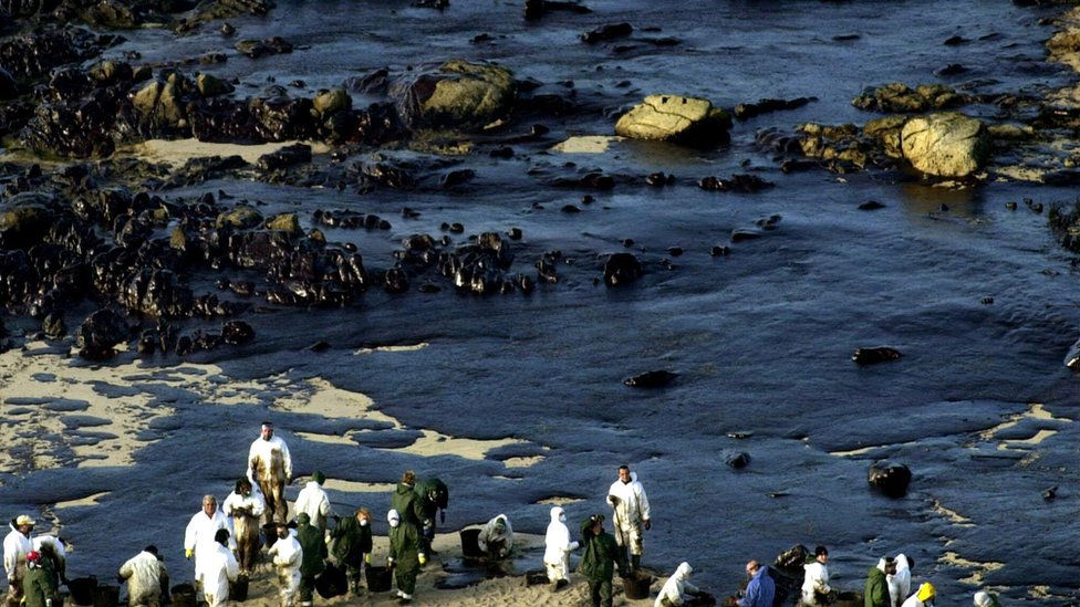 Marea negra en una playa en Galicia