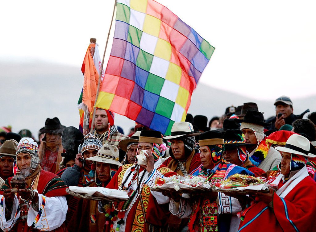 Sacerdotes aymaras realizan ofrendas a la Pachamama (Madre Tierra) en las ruinas arqueológicas y preincaicas en Tiwanaku, Bolivia.