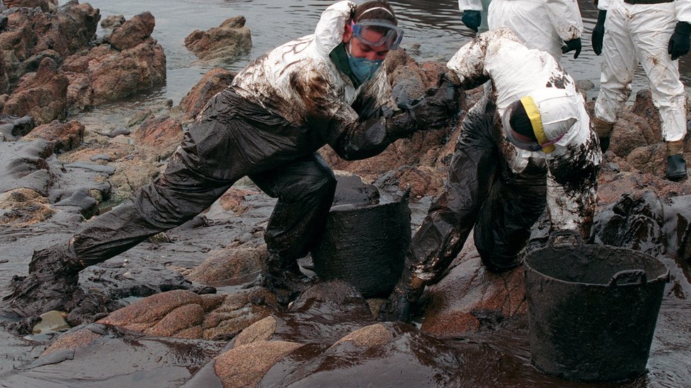 Voluntarios limpiando la costa gallega de chapapote