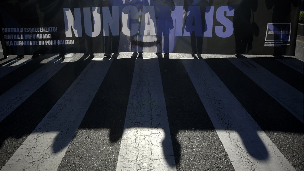 Pancarta de Nunca Máis en una manifestación